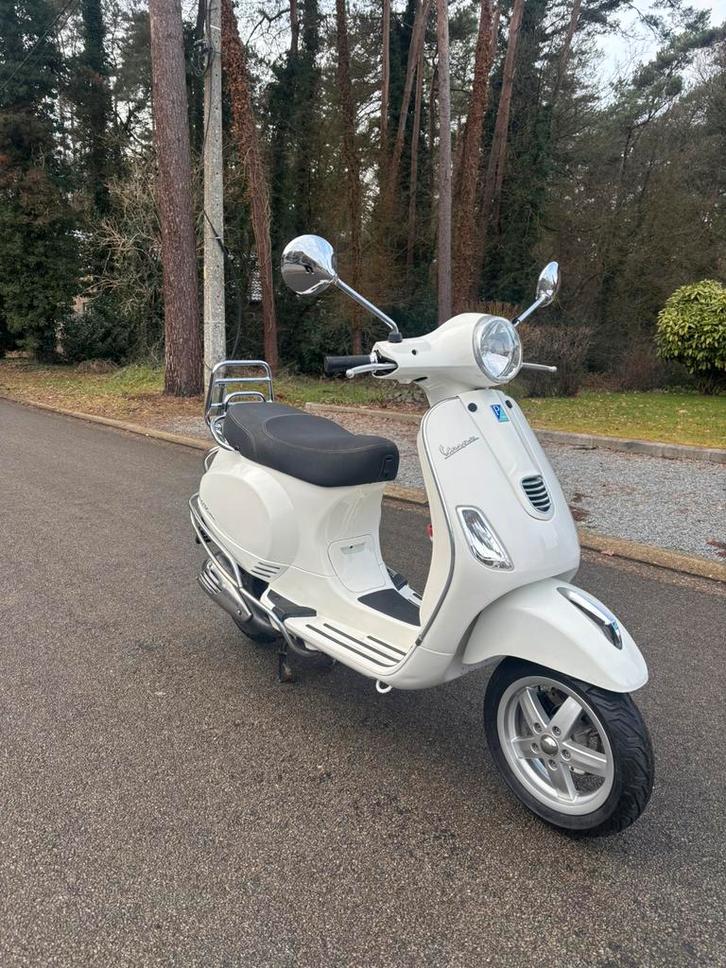 vespa 125 cc, Fietsen en Brommers, Scooters | Vespa, Zo goed als nieuw, Vespa LX, Ophalen