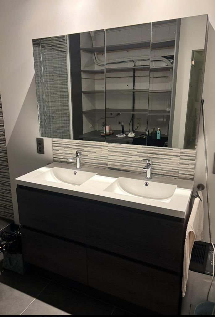 Badkamer meubel-dubbele lavabo, moderne kranen, spiegelkast, Huis en Inrichting, Badkamer | Badkamermeubels, Zo goed als nieuw