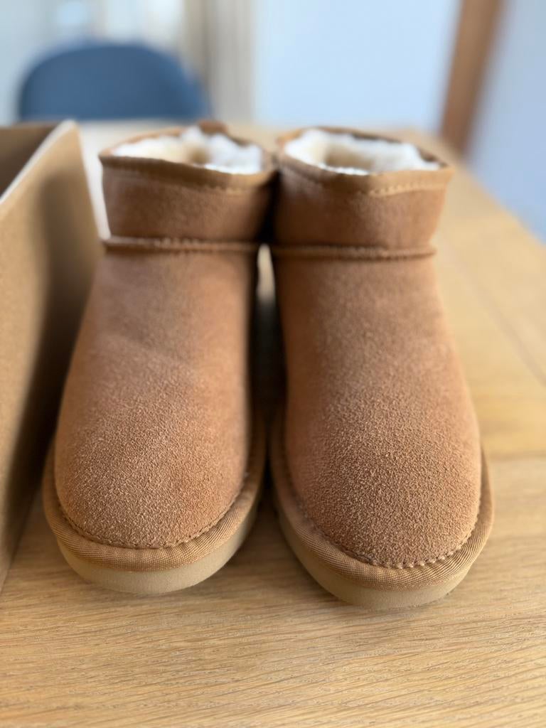 UGG Mini originales neuves – pointure 38 – jamais portées, Kleding | Dames, Schoenen, Nieuw, Lage of Enkellaarzen, Beige, Ophalen of Verzenden