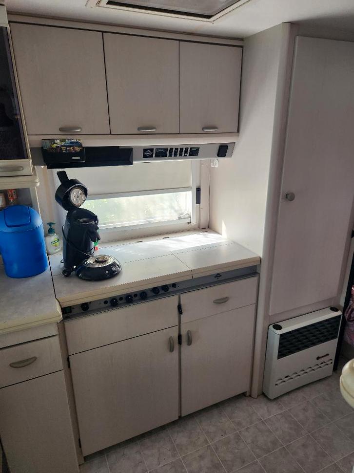 Caravan Hobby en collaboration avec l'auvent Levooz, Caravanes & Camping, Caravanes, Particulier, jusqu'à 4, 1000 - 1250 kg, Banquette en rond