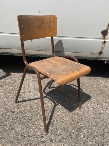 Vintage schoolstoelen beschikbaar voor biedingen