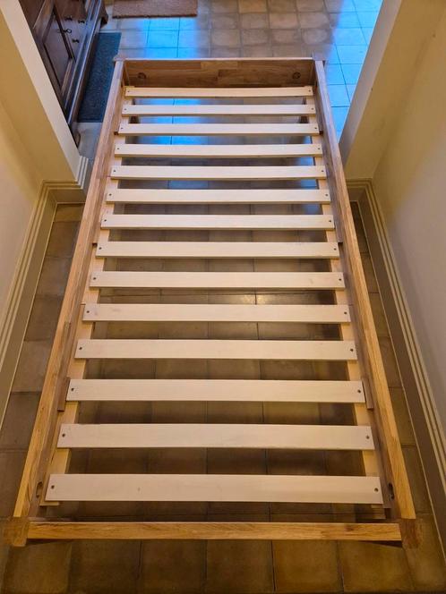 Bed in massief eik met beddenbodem, Huis en Inrichting, Slaapkamer | Matrassen en Bedbodems, Zo goed als nieuw, Bedbodem, 90 cm