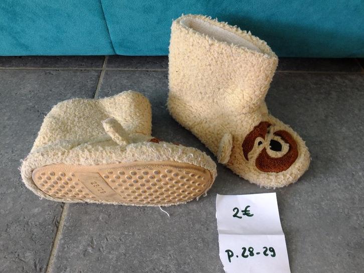 2 paires de pantoufles enfants pointures 24 et 28 - 29, Kinderen en Baby's, Kinderkleding | Schoenen en Sokken, Gebruikt, Jongen of Meisje