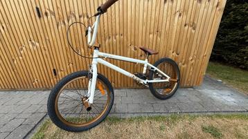 BMX-fiets Btwin Wipe 520 – wit/brons – met pegs – goede staa, Enlèvement, Comme neuf, B-Twin