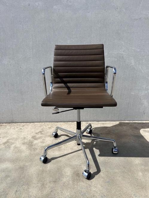VITRA EAMES EA117 LEDEREN BUREAUSTOEL, Huis en Inrichting, Bureaustoelen, Gebruikt, Bureaustoel, Bruin, Verzenden