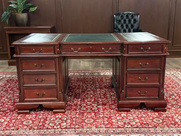 Klassiek Engels bureau #563 beschikbaar voor biedingen