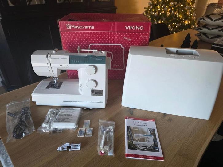 Nieuwe naaimachine van HUSQVARNA VIKING type EMERALD 118, Hobby en Vrije tijd, Naaimachines en Toebehoren, Nieuw, Naaimachine