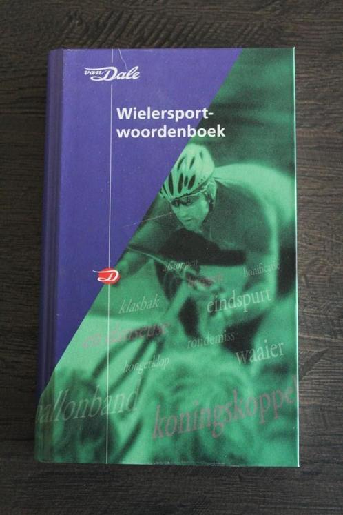 Van Dale Wielersportwoordenboek ‘Van afloper tot zweetdief’, Boeken, Sportboeken, Zo goed als nieuw, Lopen en Fietsen, Ophalen of Verzenden