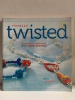 Boek Totally Twisted (Kerry Bogert), Livres, Loisirs & Temps libre, Enlèvement ou Envoi, Comme neuf, Fabrication de bijoux