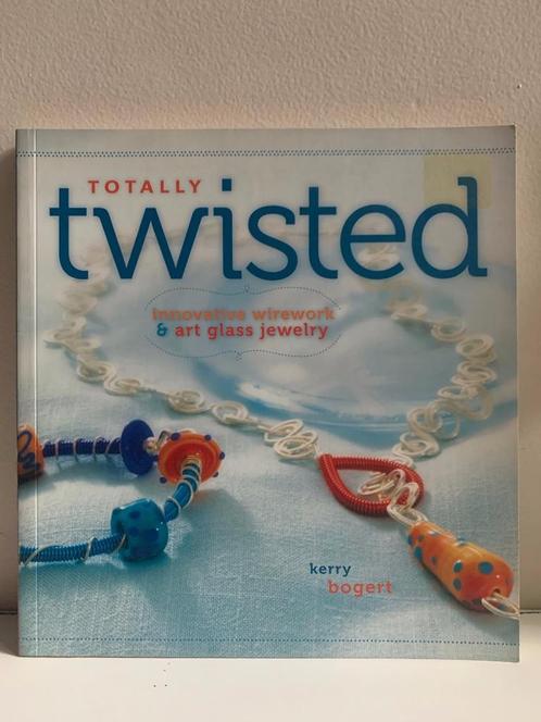 Boek Totally Twisted (Kerry Bogert), Boeken, Hobby en Vrije tijd, Zo goed als nieuw, Sieraden maken, Ophalen of Verzenden