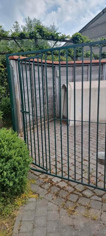 Vier panelen voor hondenhok   beschikbaar voor biedingen
