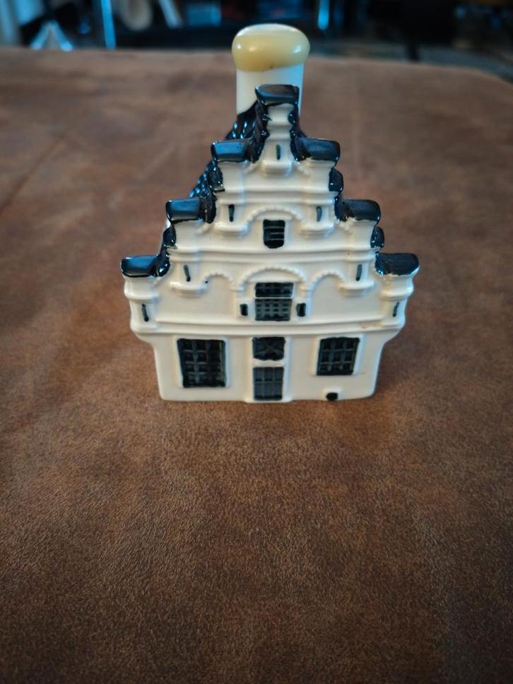De Oudheidkamer, Den Burg (Texel) 94 KLM Delftsblauw huisje, Verzamelen, Porselein, Kristal en Bestek, Nieuw, Overige typen, Porselein