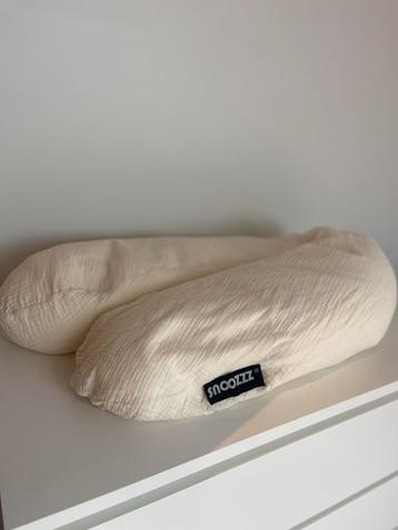 Voedingskussen met extra teddyhoes beschikbaar voor biedingen