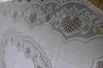 Geborduurd tafelkleed 130 x160 cm beschikbaar voor biedingen