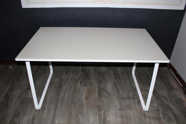 Ikea HUVUDSPELARE gamingbureau mét Gratis Bureaustoel, Huis en Inrichting, Bureaus, Gebruikt, Bureau, Ophalen