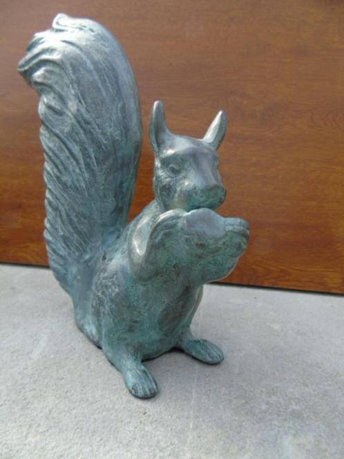 statue d un écureuil avec sa noix en bronze pat vert, Jardin & Terrasse, Statues de jardin, Neuf, Animal, Autres matériaux, Enlèvement ou Envoi