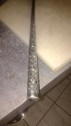 Oude wandelstok met zilveren pommel