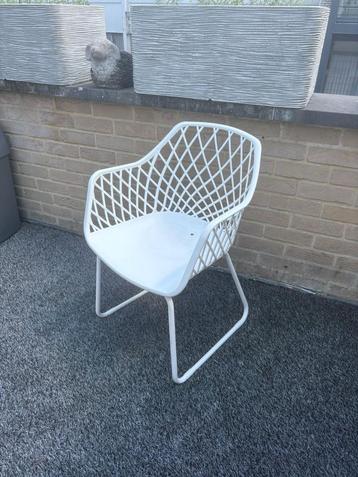 4 witte stoelen beschikbaar voor biedingen