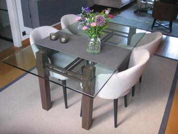unieke met de hand gemaakte eettafel , met dik glazen blad beschikbaar voor biedingen