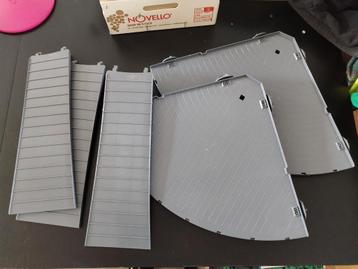 Hoekplateaus Ferplast met 3 trapjes beschikbaar voor biedingen