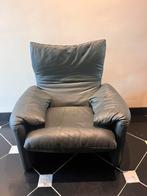 VICO MAGISTRETTI 'MARALUNGA' CHAIR MET HOCKER, Huis en Inrichting, Ophalen, Gebruikt, 100 tot 125 cm, Leer