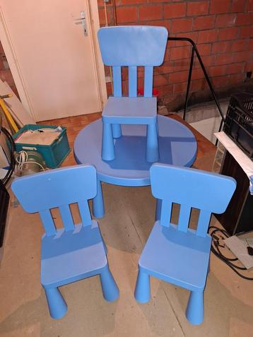 Tafeltje met 3 stoeltjes beschikbaar voor biedingen