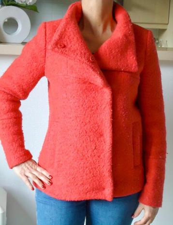 Rode jas beschikbaar voor biedingen