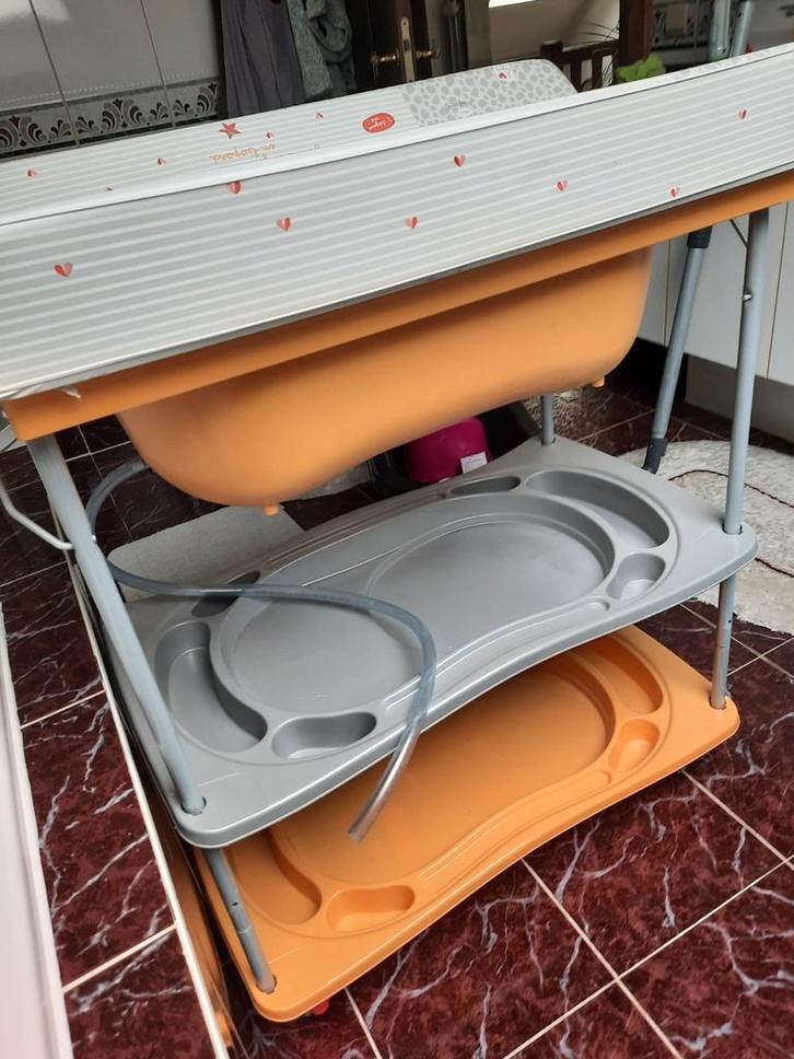 Verzorgingstafel met ingebouwd badje, Kinderen en Baby's, Badjes en Verzorging, Gebruikt, Badje, Ophalen
