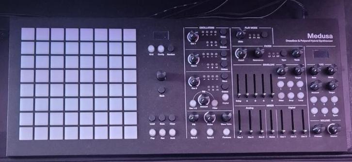 Polyend Medusa hybrid synth met decksaver, Muziek en Instrumenten, Synthesizers, Zo goed als nieuw, Ophalen of Verzenden