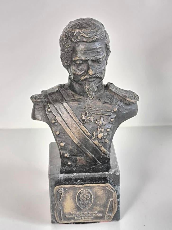 Borstbeeldje op marmeren sokkel, Enlèvement ou Envoi, Bronze