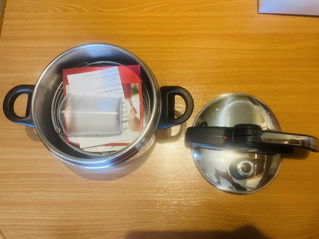 Lagostina snelkookpan (nieuw), Huis en Inrichting, Keuken | Potten en Pannen, Nieuw, Kookpan of Snelkookpan, Inox, Inductieplaat