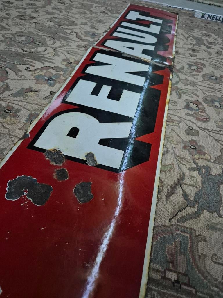 Plaque émaillée Renault, Enlèvement