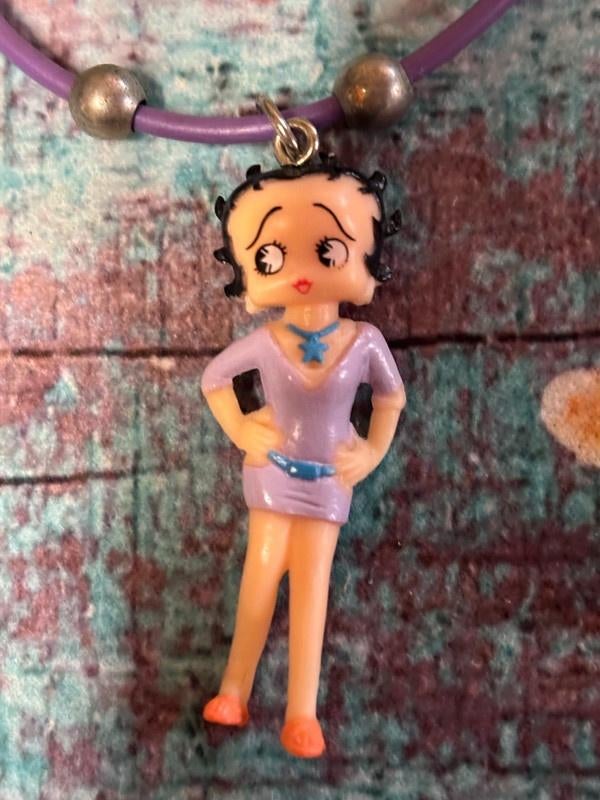 Betty Boop Mauve halsketting - Armen op het riet, Verzamelen, Stripfiguren, Zo goed als nieuw, Overige typen, Betty Boop, Ophalen of Verzenden