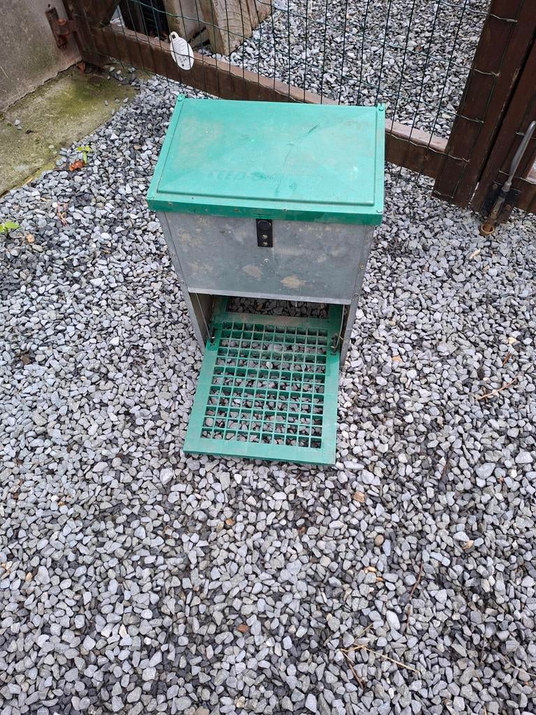 Trapbak voor kippen of eendenvoer, Enlèvement