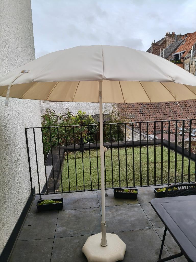 Parasol Ikea incl regenhoes en stenen voetstul, Jardin & Terrasse, Comme neuf, Enlèvement, 2 à 3 mètres, Parasol sur pied