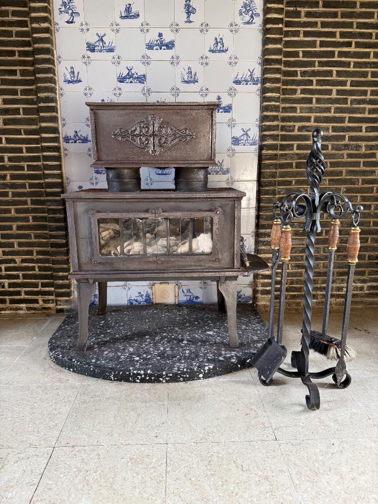 Antieke gietijzeren kachel met haardset, Ophalen, Gebruikt, Houtkachel, Vrijstaand