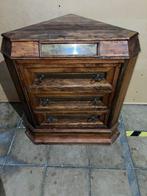 Oude driehoekige hoekkast, Ophalen