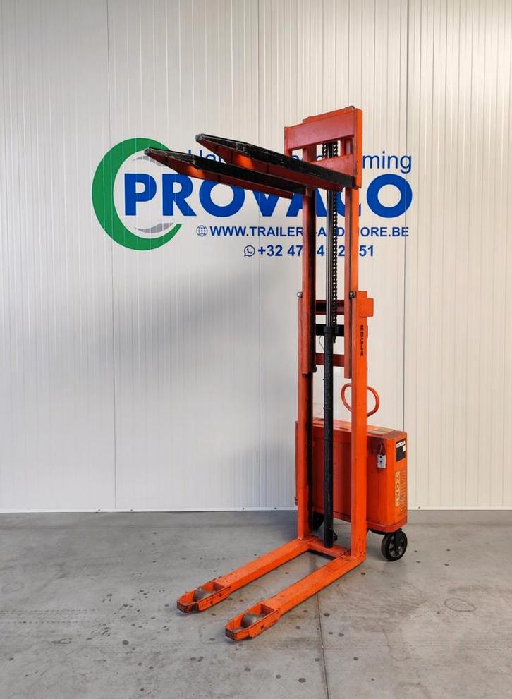 Semi elektrische stapelaar 250cm hoog, Articles professionnels, Machines & Construction | Ascenseurs, Échafaudages & Échelles