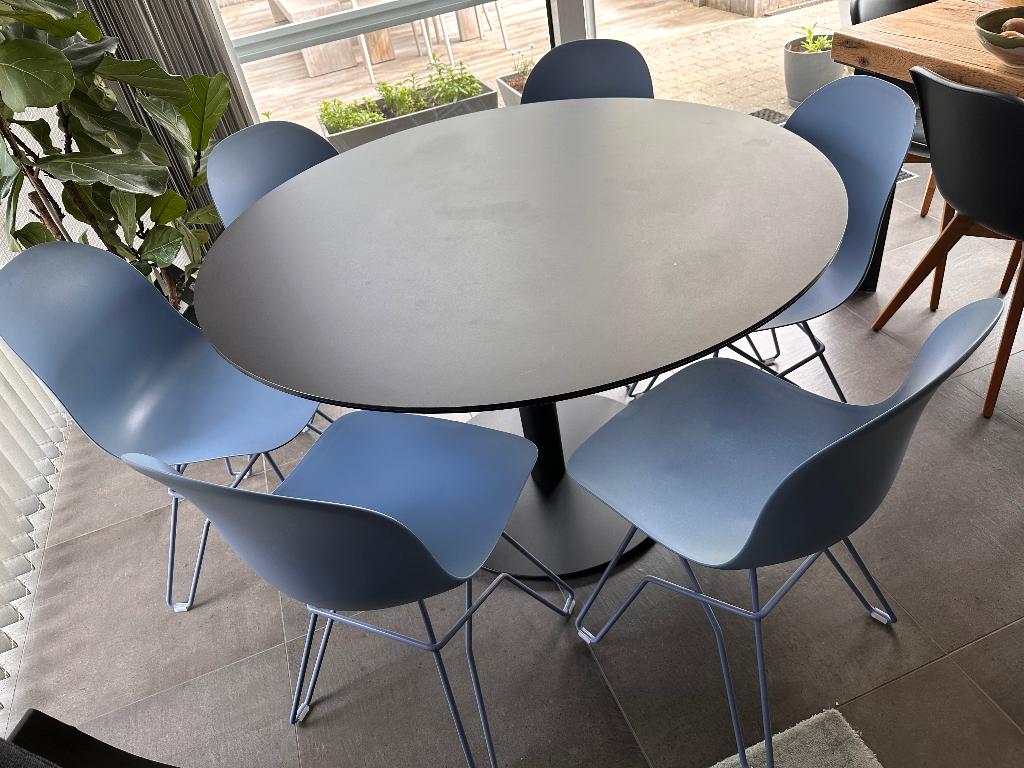 Zwarte ronde designtafel in keramiek Mobliberica 6 personen, Huis en Inrichting, Tafels | Eettafels, Zo goed als nieuw, Vijf personen of meer