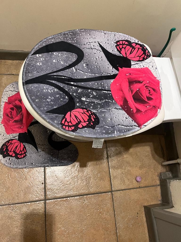 wc mat + overtrek rozen, Huis en Inrichting, Stoffering | Tapijten en Vloerkleden, Romantisch, Nieuw, Ophalen of Verzenden, Grijs