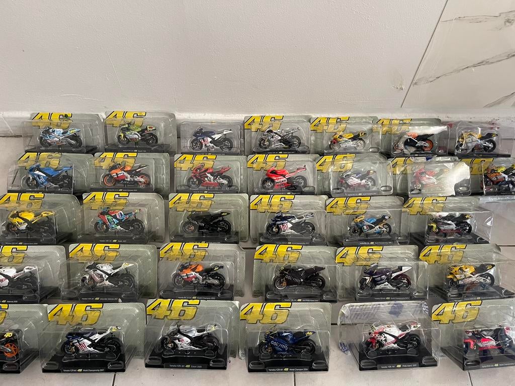 Lot 32 moto de collection echelle 1:18, Enlèvement, Comme neuf