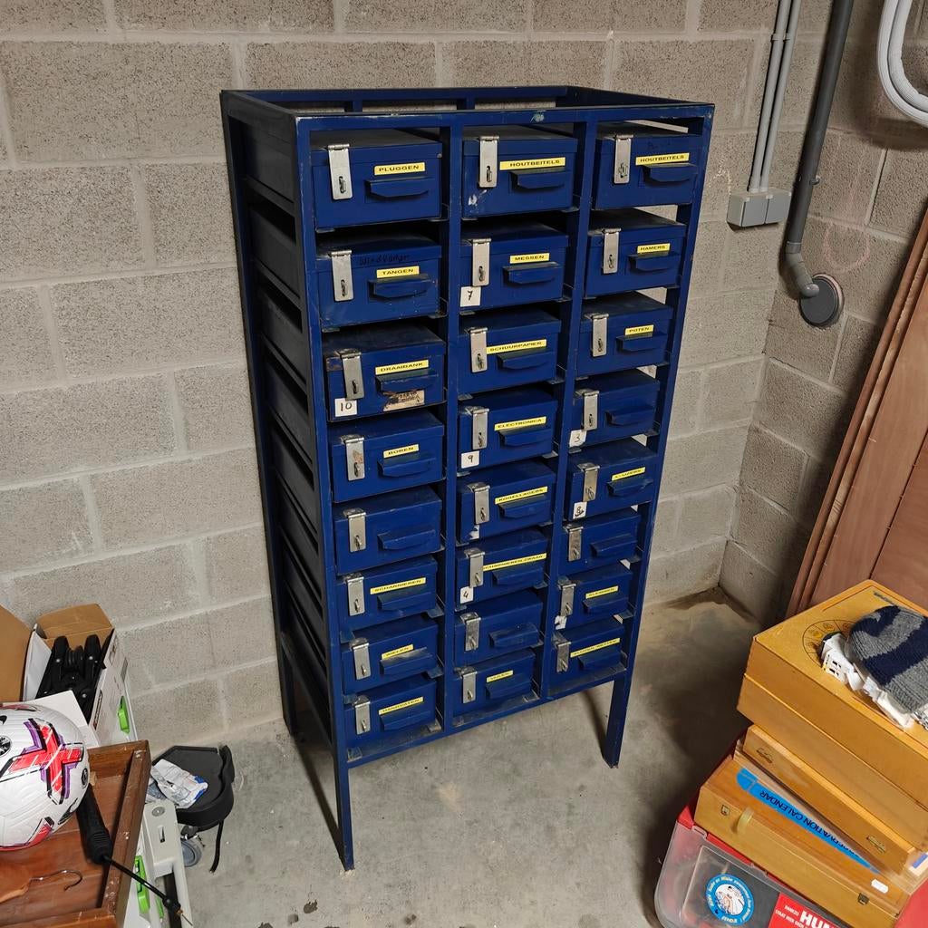 ijzeren Werkkast met kisten, Ophalen