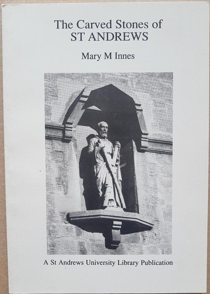 The Carved Stones of St Andrews - Mary M. Innes - 1992, Boeken, Kunst en Cultuur | Architectuur, Zo goed als nieuw, Architectuur algemeen