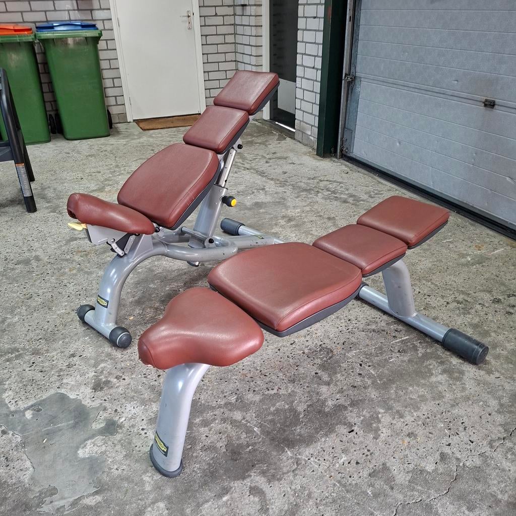Technogym Adjustable Bench + Technogym Flat Bench, Sports & Fitness, Enlèvement