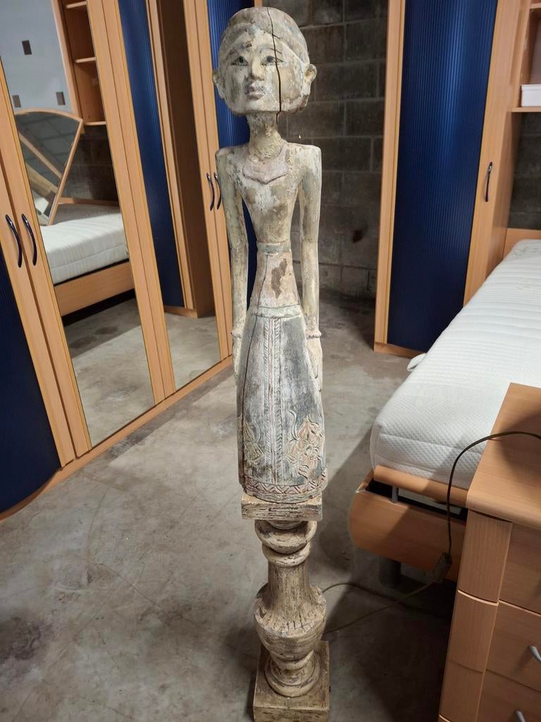 Indonesian antiek houten beeld op een houten zuil uit  India, Ophalen, Beeld