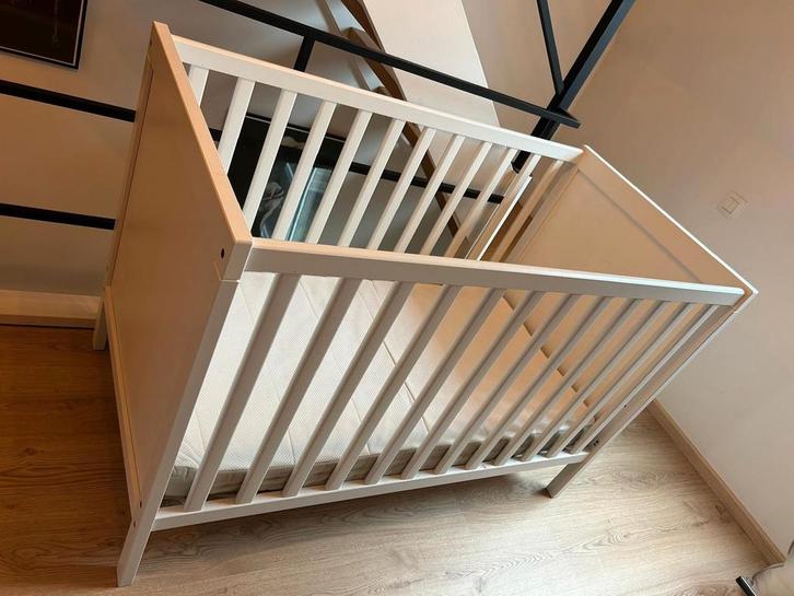 Wit Babybed incl matras, matrasbeschermer en 4 hoeslakens, Kinderen en Baby's, Kinderkamer | Bedden, Zo goed als nieuw, Matras