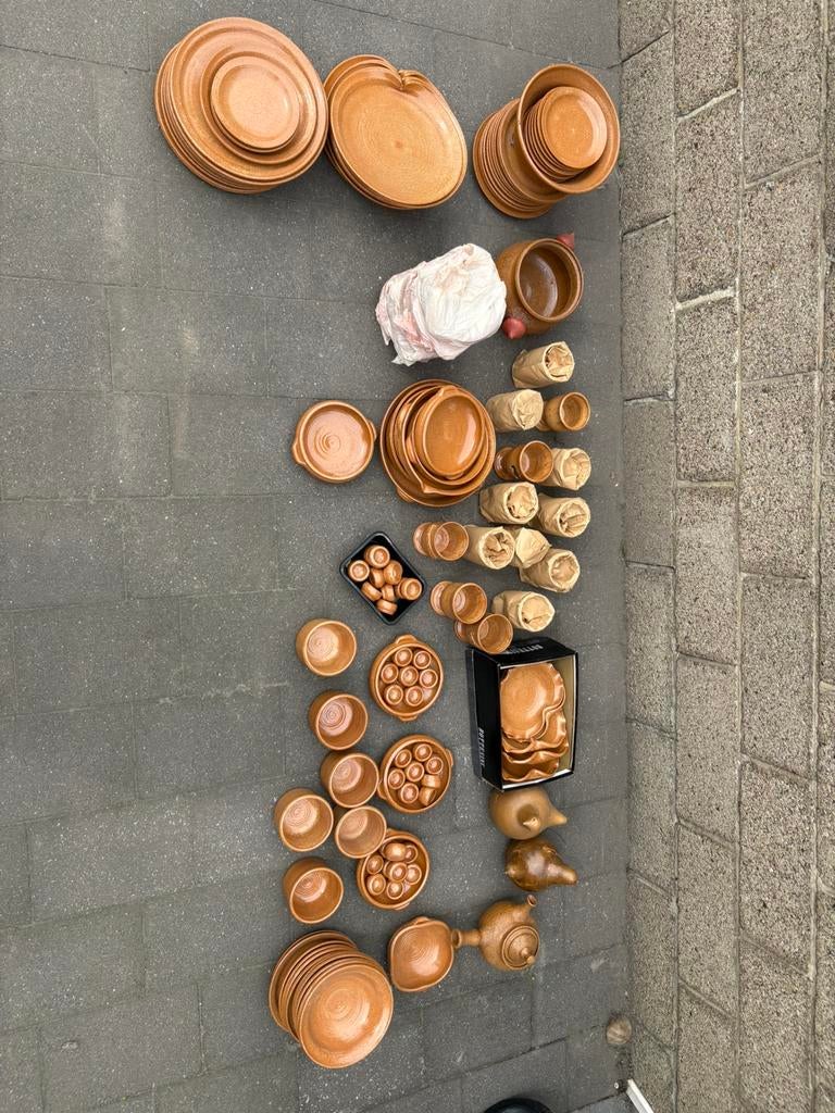 Des assiettes, des verre, des pots, tout en poterie, Enlèvement, Comme neuf