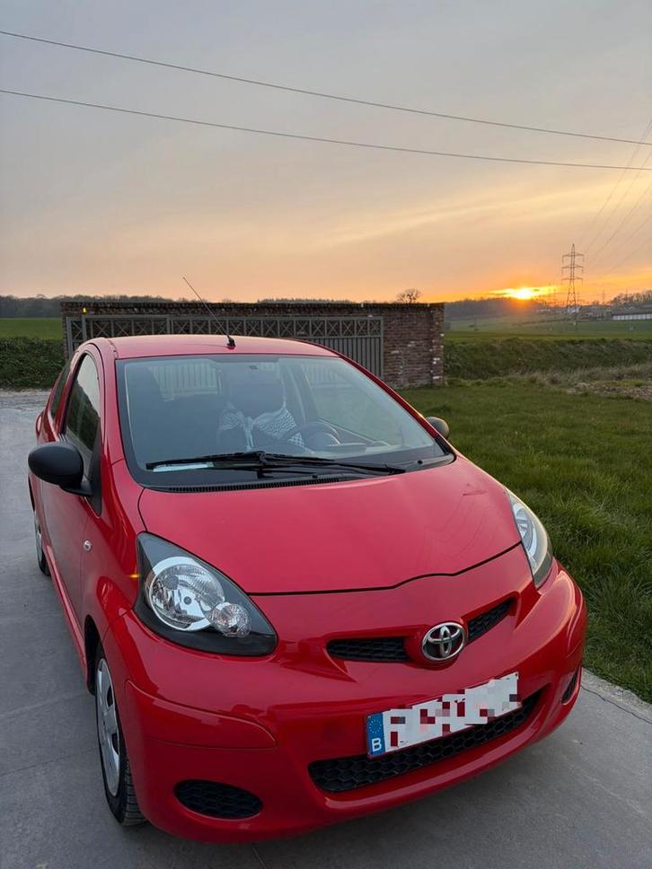 Toyota aygo 2009, Auto's, Toyota, Particulier, Aygo, Benzine, Euro 4, Overige carrosserie, 3 deurs, Handgeschakeld, Rood, Zwart