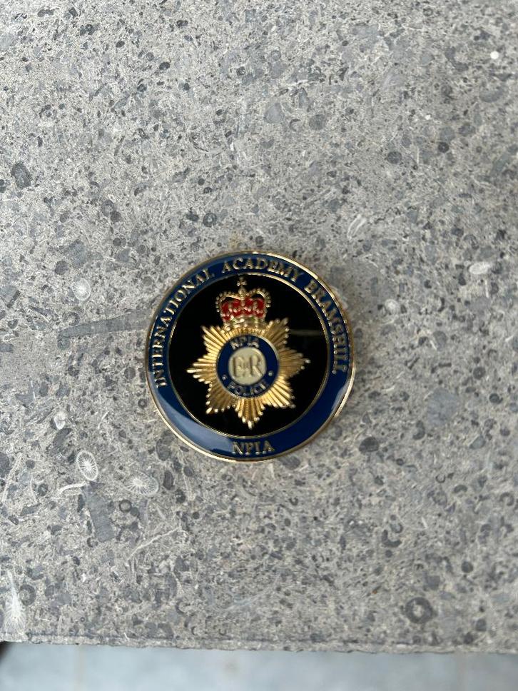 médaille et pins - The police staff College (UK), Collections, Objets militaires | Général, Enlèvement