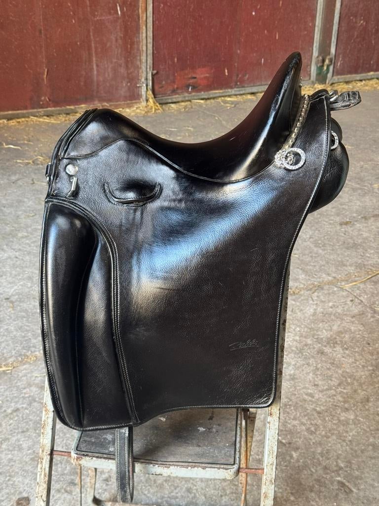 Dressuurzadel 16,5 inch, Dieren en Toebehoren, Paarden en Pony's | Zadels, Ophalen of Verzenden, Zo goed als nieuw